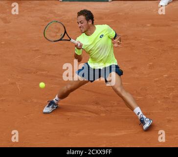 Parigi, Francia. 01 Ottobre 2020. Roland Garros Paris French Open 2020 Day 5 011020 Roberto Carballes Baena (ESP) vince la seconda partita Credit: Roger Parker/Alamy Live News Foto Stock