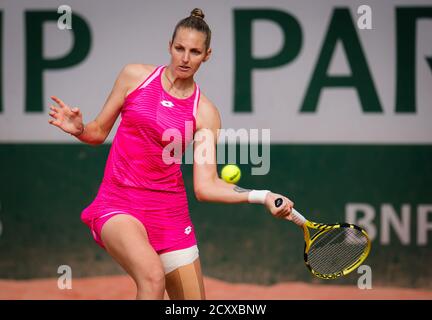 Kristyna Pliskova della Repubblica Ceca ha suonato in doppio con Viktoria Kuzmova al Roland Garros 2020, torneo di tennis Grand Slam, il 30 settembre Foto Stock