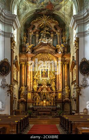 Altaar der barocken Pfarrkirche Mariahilfer Kirche in Wien, Österreich, Europa | Chiesa parrocchiale barocca dell'altare Mariahilf, Vienna, Austria, Europa Foto Stock