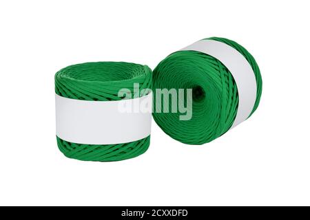 Due matasse di filato elastico di cotone lavorato a maglia di colore per uncinetto. Rotolo con layout di etichetta mockup su sfondo bianco. Utilizzare per gli accessori per la casa di lavoro a mano. Foto Stock