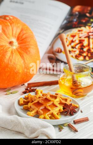 Deliziosi waffle belgi o viennesi di zucca sani fatti in casa con spezie cannella, anice, cardamomo. Servito con miele. Colazione gourmet. T Foto Stock