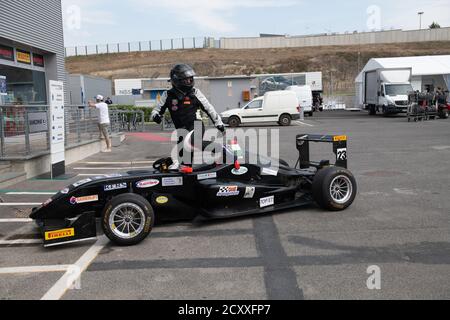 Vallelunga, Roma, 11 settembre 2020. Autista che salta fuori monoposto in paddock Foto Stock