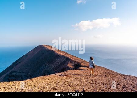 Una ragazza vulcano Teneguia nella parte meridionale dell'isola di la Palma, Isole Canarie, Spagna Foto Stock