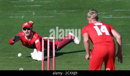 Alex Davies, il wicket-keeper del Lancashire (a sinistra), tenta di colpire le parate durante la partita finale del quarto T20 Vitality Blast al 1° terreno della contea centrale, Sussex. Foto Stock