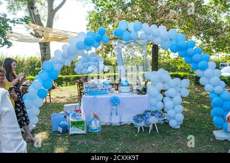 allestito per il battesimo del bambino con marionette e palloncini blu.  Foto di alta qualità Foto stock - Alamy