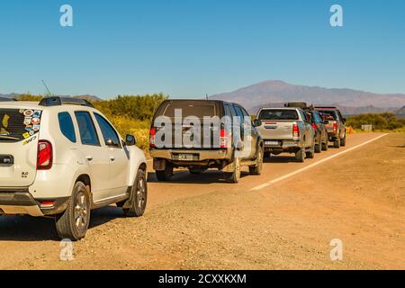 Automobili bloccati a andean autostrada, la rioja provincia, argentina Foto Stock