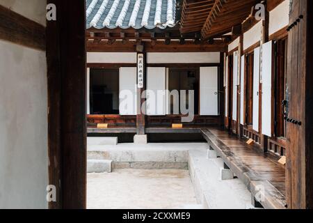 Seoul, Corea - 04 novembre 2016: Casa tradizionale coreana al villaggio di Namsangol Hanok Foto Stock