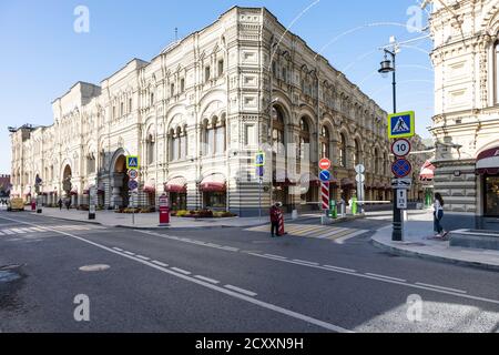 MOSCA, RUSSIA - 27 SETTEMBRE 2020: Vista del grande magazzino DI GOMMA sulla via Ilyinka nella città di Mosca il sole mattina di settembre. L'edificio è stato costruito Foto Stock