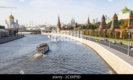 MOSCA, RUSSIA - 27 SETTEMBRE 2020: Vista panoramica della città di Mosca con il fiume Moskva, il Cremlino, la Cattedrale di Cristo Salvatore dei Moskvorets Bolshoy Foto Stock