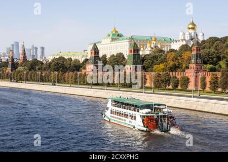 MOSCA, RUSSIA - 27 SETTEMBRE 2020: Vista dell'escursione in barca sul fiume Moskva vicino al Cremlino sull'argine del Cremlino dal Ponte Moskvoretsky di Bolshoy sul sole Foto Stock