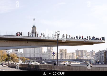 MOSCA, RUSSIA - 27 SETTEMBRE 2020: Moskvoretskaya Embankment e Ponte galleggiante con i turisti e Kotelnicheskaya Embankment alto edificio in Foto Stock