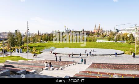 MOSCA, RUSSIA - 27 SETTEMBRE 2020: Persone che camminano sulla scena del grande anfiteatro di Zaryadye paesaggio urbano parco pubblico e vista del Cremlino su hori Foto Stock