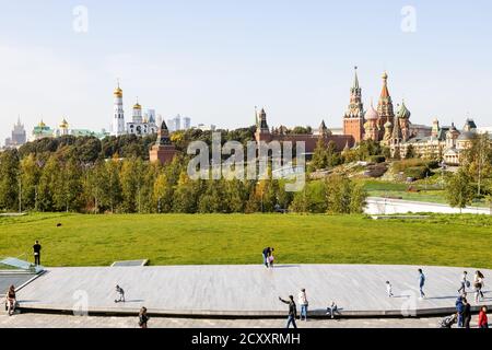 MOSCA, RUSSIA - 27 SETTEMBRE 2020: Turisti sulla scena in legno del Grande Anfiteatro a Zaryadye paesaggio urbano parco pubblico e vista delle Torri del Cremlino Foto Stock