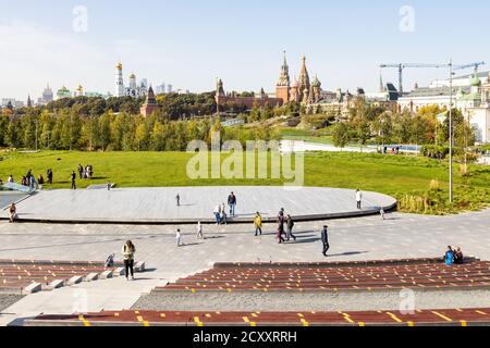 MOSCA, RUSSIA - 27 SETTEMBRE 2020: I visitatori che camminano sulla scena del Grande Anfiteatro di Zaryadye paesaggio urbano parco pubblico e vista della Torre del Cremlino Foto Stock