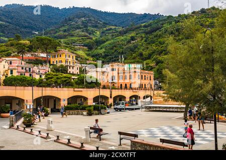 Vista panoramica di una piazza nella parte vecchia di Monterosso, nella zona costiera delle cinque Terre, circondata da edifici e terrazze colorate fino a... Foto Stock