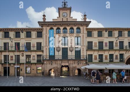 Plaza de los Fueros del 17 ° secolo costruito per corride. E' presieduta dalla Casa del Reloj e dalla tribuna. Tudela, Navarra, Spagna. Foto Stock