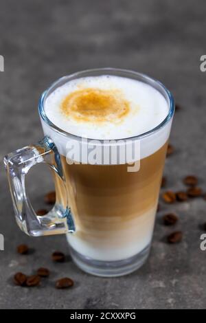 Tazza di cappuccino su un tavolo di legno Foto Stock