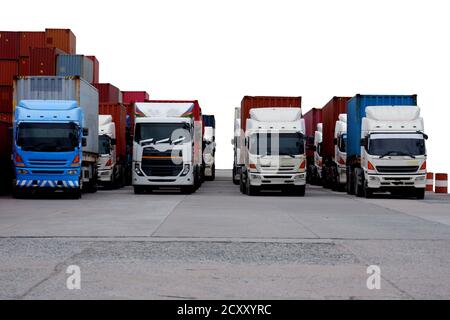 Un carrello taglia lo sfondo bianco con una pila di contenitori Foto Stock