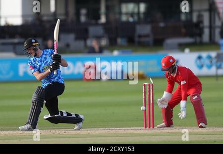 Hove, Regno Unito. 01 Ottobre 2020. George Garton di Sussex si è piegato durante la partita Vitality Blast T20 tra Sussex Sharks e Lancashire Lightning al 1 ° Central County Ground, Hove Credit: James Boardman/Alamy Live News Foto Stock