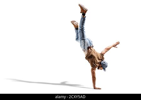 Giovane uomo in forma in jeans che esegue un supporto a una mano isolato su sfondo bianco Foto Stock