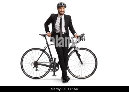 Uomo d'affari con un casco appoggiato su una bicicletta isolata sfondo bianco Foto Stock