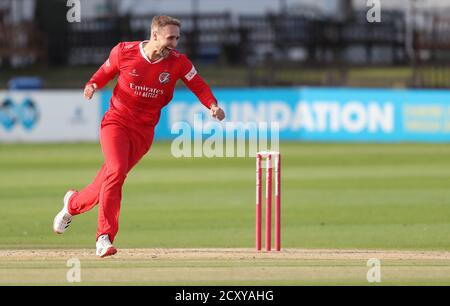 Hove, Regno Unito. 01 Ottobre 2020. Il Liam Livingstone di Lancashire celebra la presa del wicket finale durante la partita di Vitality Blast T20 fra gli squali di Sussex e la luce del Lancashire al primo terreno della contea centrale, Hove Credit: James Boardman/Alamy Live News Foto Stock