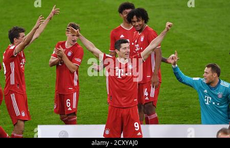 Allianz Arena Monaco Germania 30.09.20, Calcio: SUPERCUP finale tedesco 2020/2021, FC Bayern Muenchen (FCB, rosso) vs Borussia Dortmund (BVB, giallo) 3:2 – da sinistra: Thomas Mueller, Joshua Kimmich, Robert Lewandowski, Joshua Zirkzee und Torwart Manuel Neuer (tutte le FCB) festeggiano durante la cerimonia di Fwinner: Le normative Markus Ulmer/Pressefoto Ulmer/Pool/via Kolvenbach DFL vietano l'uso di fotografie come sequenze di immagini e/o quasi-video. Foto Stock