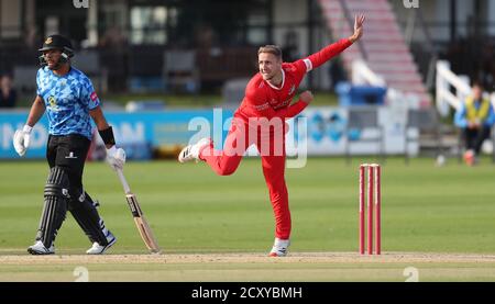 Hove, Regno Unito. 01 Ottobre 2020. Il Liam Livingstone del Lancashire entra in ciotola durante la partita Vitality Blast T20 tra gli squali del Sussex e il Lancashire Lightning al 1° terreno della contea centrale, Hove Credit: James Boardman/Alamy Live News Foto Stock