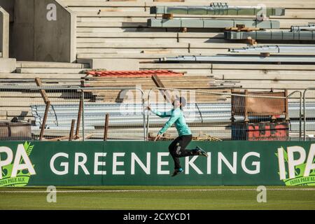 Londra, Regno Unito. 1 ottobre 2020. Un lavoro intelligente di Rory Burns e si prende la presa per sbarazzarsi di Jack Leaning mentre Surrey affronta Kent nella partita Vitality T20 Blast Quarter-Final al Kia Oval. La partita è stata disputata in uno stadio vuoto a causa delle restrizioni del Covid-19. David Rowe/Alamy Live News Foto Stock