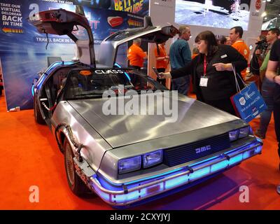 Originale DeLorean Hero UNA macchina del tempo dell'automobile come usata da Marty McFly e Doc nel film Back to the Future su uno stand in uno spettacolo Foto Stock