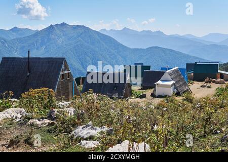 Insediamento temporaneo di pastori in montagna durante la stagione del pascolo in alpeggi di alta montagna nel Caucaso, Russia Foto Stock