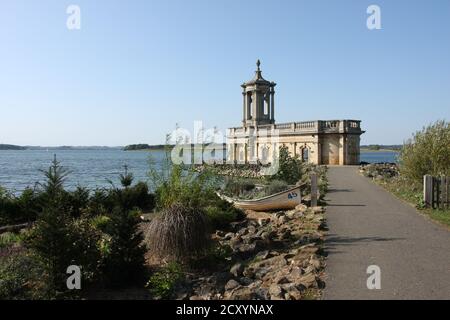 Mezza chiesa sommersa di Normanton sulle acque di Rutland, Rutland, Inghilterra, Regno Unito Foto Stock