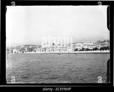 Turchia Istanbul Golden Horn Dolmabahçe Palace. Palazzo Dolmabahçe (turco: Dolmabahçe Sarayı) situato nel quartiere Beşiktaş di Istanbul, Turchia, sulla costa europea dello stretto di Istanbul, è stato il principale centro amministrativo dell'Impero Ottomano dal 1856 al 1887 e dal 1909 al 1922 (il Palazzo Yıldız è stato utilizzato nel periodo intermedio). Fotografia su lastra di vetro asciutta della collezione Herry W. Schaefer, intorno al 1910. Foto Stock