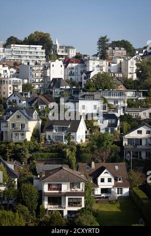 Amburgo, Germania. 01 Ottobre 2020. Le ville e le case cittadine si trovano nel quartiere delle scale di Blankenese sull'Elba. Credit: Christian Charisius/dpa/Alamy Live News Foto Stock