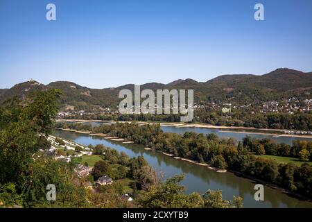 Vista dall'arco di Roland a Remagen-Rolandswerth verso l'isola del Reno Nonnenwerth e la città di Bad Honnef, Germania. Blick vom Rolandsbogen in Remage Foto Stock