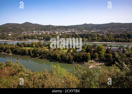 Vista dall'arco di Roland a Remagen-Rolandswerth verso l'isola del Reno Nonnenwerth e la città di Bad Honnef, Germania. Blick vom Rolandsbogen in Remage Foto Stock