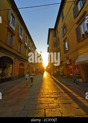 reggio emilia via del centro al bellissimo tramonto con tramonto Foto Stock