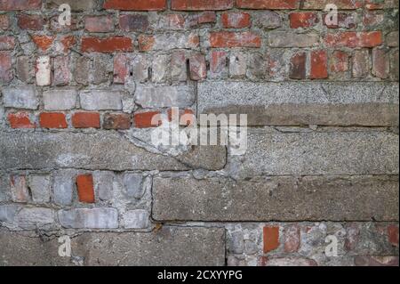 Sfondo dalla parete di mattoni rossi e lastre di cemento grigio, spazio di copia Foto Stock