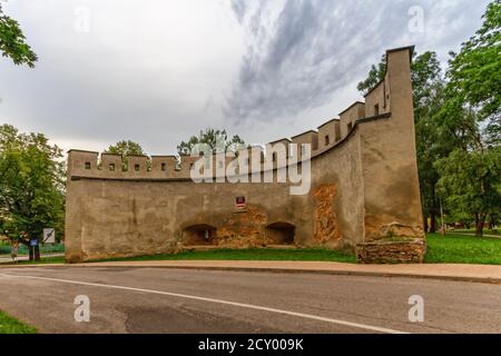 Muro storico tra gli alberi a Kezmarok, Slovacchia Foto Stock