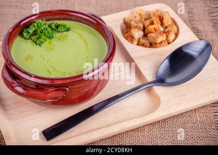 Zuppa cremosa di asparagi freschi e ingredienti su un tavolo di legno. Foto Stock