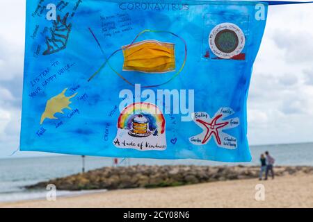 Sandbanks, Poole, Dorset UK. 1 ottobre 2020. Parla con il mare e il processo, parte del Bournemouth Arts dal Sea Festival. I membri del pubblico possono partecipare a riflettere, contemplare e parlare al mare dei loro sentimenti in questo momento difficile durante la pandemia del Coronavirus Covid-19 con il mare come luogo contemplativo, per meditare sulle sfide e le speranze per il futuro. Messaggi e scene sono raffigurati su federe per completare l'opera d'arte di Luke Jerram 'in Memoriam' creata da oltre 100 lenzuola. Credit: Carolyn Jenkins/Alamy Live News - federa Foto Stock