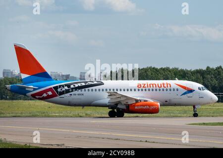 2 Luglio 2019, Mosca, Russia. Aereo Sukhoi Superjet 100 Azimut Airlines all'aeroporto di Vnukovo a Mosca. Foto Stock