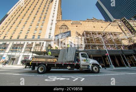 I lavoratori impalcano il Majestic Theater chiuso che ospitava le esibizioni del Fantasma dell'Opera prima della chiusura dei teatri a causa della pandemia del Covid-19, a New York mercoledì 23 settembre 2020. (© Richard B. Levine) Foto Stock