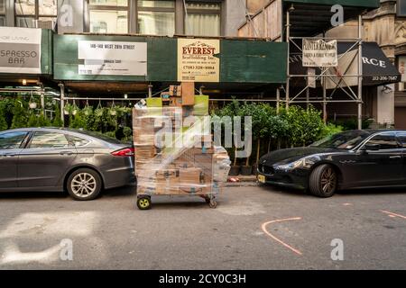La grande offerta di acquisti online in corso a Chelsea a New York domenica 20 settembre 2020. (© Richard B. Levine) Foto Stock