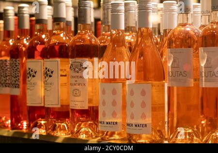 Una collezione di vino Rosé in esposizione presso un negozio di liquori a New York mercoledì 23 settembre 2020. (© Richard B. Levine) Foto Stock