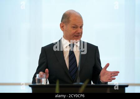 Magonza, Germania. 01 Ottobre 2020. Il Ministro federale delle finanze OLAF Scholz (SPD) partecipa alla presentazione di un francobollo per commemorare il centesimo compleanno di Fritz Walter. Con Fritz Walter come capitano, la nazionale tedesca di calcio ha vinto la Coppa del mondo 1954. Credit: Thomas Frey/dpa/Alamy Live News Foto Stock