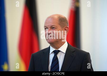 Magonza, Germania. 01 Ottobre 2020. Il Ministro federale delle finanze OLAF Scholz (SPD) partecipa alla presentazione di un francobollo per commemorare il centesimo compleanno di Fritz Walter. Con Fritz Walter come capitano, la nazionale tedesca di calcio ha vinto la Coppa del mondo 1954. Credit: Thomas Frey/dpa/Alamy Live News Foto Stock