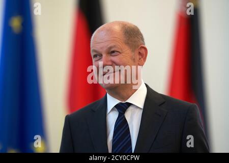 Magonza, Germania. 01 Ottobre 2020. Il Ministro federale delle finanze OLAF Scholz (SPD) partecipa alla presentazione di un francobollo per commemorare il centesimo compleanno di Fritz Walter. Con Fritz Walter come capitano, la nazionale tedesca di calcio ha vinto la Coppa del mondo 1954. Credit: Thomas Frey/dpa/Alamy Live News Foto Stock