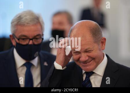 Magonza, Germania. 01 Ottobre 2020. Il Ministro federale delle finanze OLAF Scholz (SPD) partecipa alla presentazione di un francobollo per commemorare il centesimo compleanno di Fritz Walter. Con Fritz Walter come capitano, la nazionale tedesca di calcio ha vinto la Coppa del mondo 1954. Credit: Thomas Frey/dpa/Alamy Live News Foto Stock