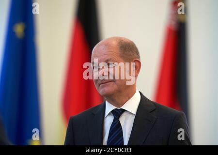 Magonza, Germania. 01 Ottobre 2020. Il Ministro federale delle finanze OLAF Scholz (SPD) partecipa alla presentazione di un francobollo per commemorare il centesimo compleanno di Fritz Walter. Con Fritz Walter come capitano, la nazionale tedesca di calcio ha vinto la Coppa del mondo 1954. Credit: Thomas Frey/dpa/Alamy Live News Foto Stock